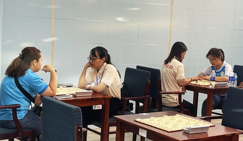 Tập đoàn Công nghiệp cao su Việt Nam tổ chức hội thao quy mô lớn- Ảnh 3. Các kỳ thủ tranh tài ở môn cờ tướng của hội thao - Ảnh: T.V.C