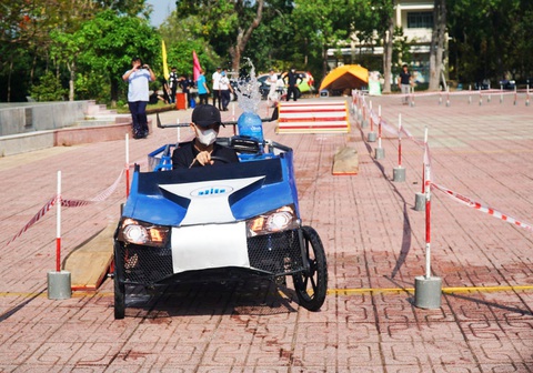 Ở cuộc thi đua xe 4 bánh tự chế, các đội phải chở theo một bình nước trên xe nhằm kiểm tra hệ thống treo, cân bằng của chiếc xe - Ảnh: TRẦN HOÀI Ở cuộc thi đua xe 4 bánh tự chế, các đội phải chở theo một bình nước trên xe nhằm kiểm tra hệ thống treo, cân bằng của chiếc xe - Ảnh: TRẦN HOÀI