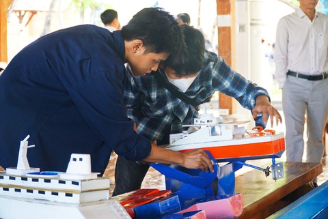 Các bạn sinh viên chuẩn bị sản phẩm tàu thủy đã thiết kế trước khi vào cuộc thi - Ảnh: TRẦN HOÀI Các bạn sinh viên chuẩn bị sản phẩm tàu thủy đã thiết kế trước khi vào cuộc thi - Ảnh: TRẦN HOÀI