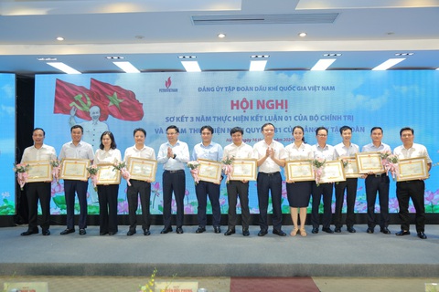 PVN đưa văn hóa doanh nghiệp làm nền tảng để chinh phục những tầm cao mới- Ảnh 6. Ông Lê Mạnh Hùng và ông Lê Ngọc Sơn trao bằng khen cho các tập thể có thành tích xuất sắc trong triển khai nghị quyết 281