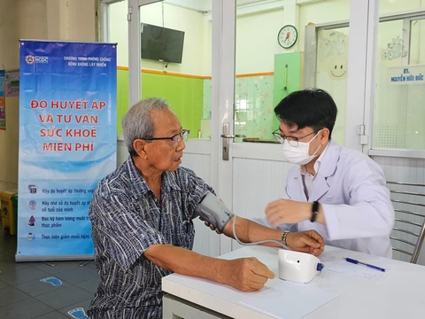 Hơn 20 triệu người trưởng thành tại Việt Nam bị tăng huyết áp- Ảnh 1. Người dân được đo huyết áp và được tư vấn trực tiếp - Ảnh: Trung tâm Kiểm soát bệnh tật TP.HCM cung cấp
