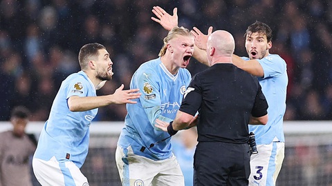 Premier League: VAR bị chống đối mạnh mẽ- Ảnh 1. Các trận đấu ở Premier League ngày càng bị VAR làm hoen ố - Ảnh: Reuters