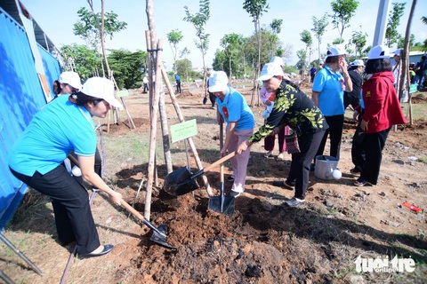 Người dân phường Long Bình cùng nhau trồng cây trong khu Depot Long Bình - Ảnh: QUANG ĐỊNH Người dân phường Long Bình cùng nhau trồng cây trong khu depot Long Bình