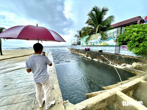 Nước đen ngòm chảy ra biển Đà Nẵng: Nên bít cống để giữ sạch hay hài hòa để chống ngập?- Ảnh 2. Bất ngờ trước dòng nước đen, một du khách ghi hình thời điểm nước ra biển