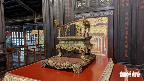 Triển lãm thực tế ảo cổ vật triều Nguyễn- Ảnh 2. Ngai vàng triều Nguyễn được đặt trong Bảo tàng Cổ vật cung đình Huế - Ảnh: NHẬT LINH