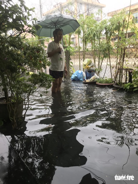 Mưa kéo nước cống, bùn đen tràn vào hàng chục nhà dân ở Đà Nẵng- Ảnh 1. Một đoạn đường trong kiệt Hà Thị Thân ngập nước đen ngòm - Ảnh: V.VINH