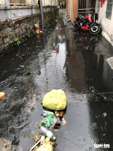 Mưa kéo nước cống, bùn đen tràn vào hàng chục nhà dân ở Đà Nẵng- Ảnh 6. Nước ngập kéo theo rác nhếch nhác trong con kiệt ở tổ 21