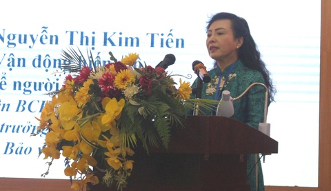 Bà Nguyễn Thị Kim Tiến phát biểu tại lẽ phát động đăng ký hiến tặng mô, bộ phận cơ thể người” tại tỉnh Quảng Ninh ngày 17-5 - Ảnh: D.LIỄU Bà Nguyễn Thị Kim Tiến phát biểu tại lễ phát động đăng ký hiến tặng mô, bộ phận cơ thể người tại tỉnh Quảng Ninh ngày 17-5 - Ảnh: D.LIỄU