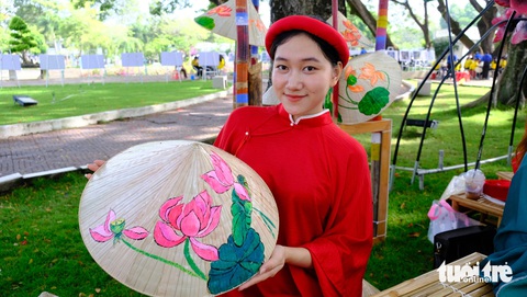 Về Đồng Tháp xem sen trên nón, trên quạt, trên tranh của lễ hội sen- Ảnh 1. Một chiếc nón lá vẽ họa tiết sen hoàn chỉnh - Ảnh: ĐẶNG TUYẾT