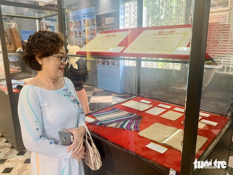 Bà Xuân Lan tặng hiện vật cho bảo tàng lưu giữ - Ảnh: HOÀI PHƯƠNG Bà Xuân Lan tặng hiện vật cho bảo tàng lưu giữ - Ảnh: HOÀI PHƯƠNG