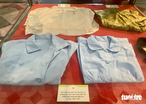 Áo, gối và một số vật dụng sinh hoạt hằng ngày - Ảnh: HOÀI PHƯƠNG Áo, gối và một số vật dụng sinh hoạt hằng ngày - Ảnh: HOÀI PHƯƠNG