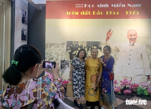 Các cô chụp ảnh lưu niệm ngày gặp mặt - Ảnh: HOÀI PHƯƠNG Các cô chụp ảnh lưu niệm ngày gặp mặt - Ảnh: HOÀI PHƯƠNG