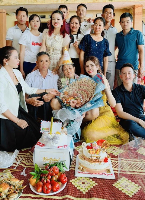 Đại gia đình chị Tươi tổ chức sinh nhật cho mẹ - Ảnh: NVCC Đại gia đình chị Tươi tổ chức sinh nhật cho mẹ - Ảnh: NVCC