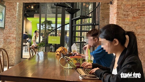 Ngồi cà phê một mình, sao phải chiếm hai bàn?- Ảnh 3. Chuyện hai người xa lạ ngồi chung một bàn cà phê cũng thường mà - Ảnh minh họa: TRIỆU VÂN