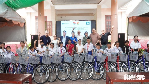 Cựu chiến binh Mỹ tặng xe đạp cho trẻ em Việt Nam- Ảnh 1. Đoàn cựu chiến binh tặng xe đạp cho trẻ em Quảng Trị - Ảnh: THANH PHÚ