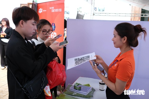 Trường đại học Đà Lạt lập cổng thông tin việc làm- Ảnh 1. Sinh viên quét mã QR để đăng nhập cổng thông tin việc làm https://vieclam.dlu.edu.vn - Ảnh: M.V.