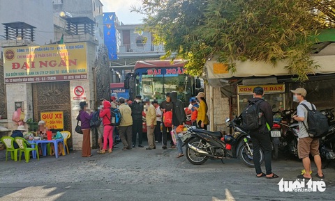 Vụ nhà xe Đại Ngân lập ‘bến cóc’: Sở Giao thông vận tải TP.HCM nói có, quận 5 nói không- Ảnh 2. Những lúc cao điểm, tình trạng đón trả khách tấp nập gây xáo trộn khu vực (ảnh chụp sáng 27-4) - Ảnh: M.TR.