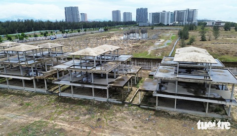 Xót xa những 'siêu' dự án nghỉ dưỡng ven biển Quảng Nam hoang tàn- Ảnh 2. Đến nay mới xây dở phần khung 2 block nhà - Ảnh: LÊ TRUNG