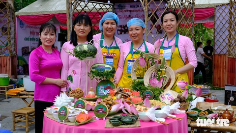 Ăn món từ sen, không đâu hơn Đồng Tháp- Ảnh 1. Một bàn tiệc nhiều món ăn từ sen đã được chị em phụ nữ huyện Lấp Vò hoàn thành - Ảnh: ĐẶNG TUYẾT