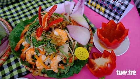 Ăn món từ sen, không đâu hơn Đồng Tháp- Ảnh 3. Món gỏi ngó sen tôm thịt được chị em chế biến cách điệu, chén nước mắm tỏi ớt đựng trong quả ớt chuông - Ảnh: ĐẶNG TUYẾT
