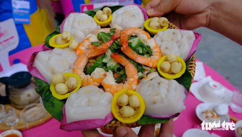 Ăn món từ sen, không đâu hơn Đồng Tháp- Ảnh 4. Bánh đúc tôm thịt hạt sen - Ảnh: ĐẶNG TUYẾT