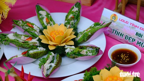 Ăn món từ sen, không đâu hơn Đồng Tháp- Ảnh 6. Món cá lóc cuốn lá sen non - Ảnh: ĐẶNG TUYẾT