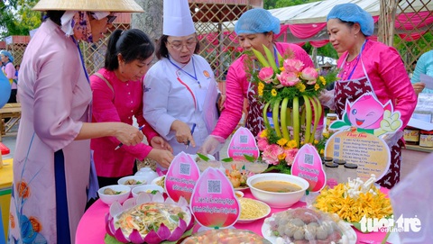 Ăn món từ sen, không đâu hơn Đồng Tháp- Ảnh 7. Ban giám khảo chấm điểm trong cuộc thi - Ảnh: ĐẶNG TUYẾT