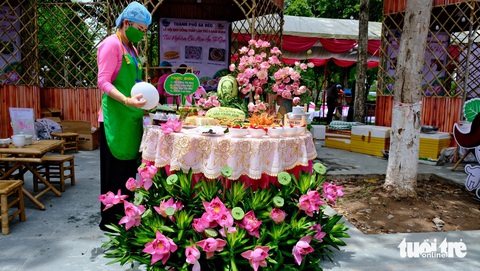 Ăn món từ sen, không đâu hơn Đồng Tháp- Ảnh 8. Một bàn tiệc đặc sắc sen được chị em TP Sa Đéc trang trí và chế biến công phu - Ảnh: ĐẶNG TUYẾT