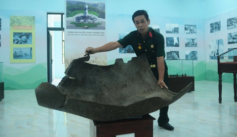 Cựu binh nghẹn ngào khi xem kỷ vật Huyền thoại Trường Sơn- Ảnh 2. Mảnh bom khổng lồ được trưng bày phục vụ công chúng - Ảnh: B.D.