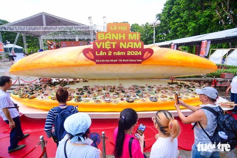 Khách quốc tế thích thú với Lễ hội Bánh mì Việt Nam- Ảnh 1. Mô hình ổ bánh mì với 150 món ăn kèm được trưng bày tại lễ hội thu hút du khách - Ảnh: QUANG ĐỊNH