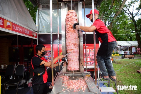 Khách quốc tế thích thú với Lễ hội Bánh mì Việt Nam- Ảnh 5. Bánh mì Kebab gây ấn tượng với cây thịt khổng lồ