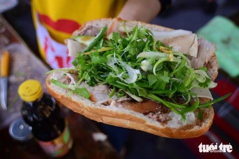 Khách quốc tế thích thú với Lễ hội Bánh mì Việt Nam- Ảnh 6. Bánh mì Việt Nam với đặc trưng thịt heo, nước xốt cùng nhiều hành lá chinh phục thực khách quốc tế