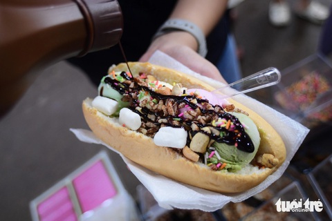 Khách quốc tế thích thú với Lễ hội Bánh mì Việt Nam- Ảnh 7. Bánh mì kem tươi tưởng chừng lạ lẫm nhưng lại là món ăn quen thuộc của tuổi thơ nhiều người