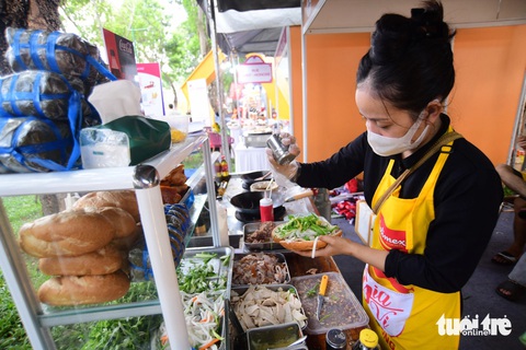 Khách quốc tế thích thú với Lễ hội Bánh mì Việt Nam- Ảnh 8. Do đặc thù của món ăn, bánh mì chỉ được để nhân vào khi có khách đến mua. Vào lúc cao điểm, nhiều gian hàng có khách xếp hàng dài