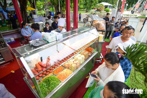 Khách quốc tế thích thú với Lễ hội Bánh mì Việt Nam- Ảnh 9. Khách xếp hàng chờ thưởng thức bánh mì thịt miễn phí tại ngày hội