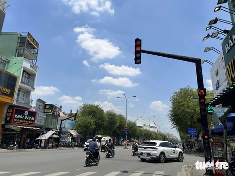 Vượt đèn đỏ 1, 2 giây cũng ráng vượt, bấm còi inh ỏi- Ảnh 1. Bóp còi vô tội vạ, vượt đèn đỏ một số giây cuối là tình huống rất dễ bắt gặp khi tham gia giao thông ở nước ta - Ảnh minh họa: TRIỆU VÂN