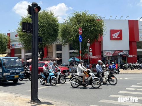Vượt đèn đỏ 1, 2 giây cũng ráng vượt, bấm còi inh ỏi- Ảnh 3. Việc nhiều người thường dừng xe chờ đèn đỏ trước vạch quy định, từ đó khó có thể nhìn thấy đèn tín hiệu để biết nên chạy hay dừng, cũng là một phần lý do khiến tiếng còi xe vẫn vang đều mỗi lần chờ đèn đỏ - Ảnh minh họa: TRIỆU VÂN