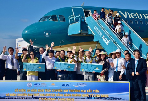Cam Ranh đón chuyến bay thứ 300.000- Ảnh 3. 3 vị khách may mắn trên chuyến bay nhận được những phần quà tặng - Ảnh: MINH CHIẾN