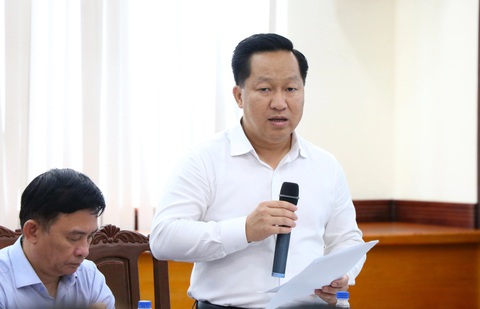 TP Thủ Đức có 19 cán bộ cấp phó dôi dư chưa sắp xếp xong- Ảnh 1. Chủ tịch UBND TP Thủ Đức báo cáo tại buổi giám sát - Ảnh: CẨM NƯƠNG
