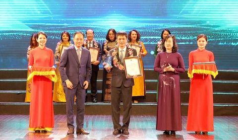Bà Đào Hồng Lan, Bộ trưởng Bộ Y tế và ông Trần Hồng Thái, thứ trưởng Bộ Khoa học và Công nghệ trao danh hiệu “Ngôi sao Thuốc Việt” lần 2 cho 18 đơn vị, doanh nghiệp - Ảnh: TRẦN MINH Bà Đào Hồng Lan, bộ trưởng Bộ Y tế và ông Trần Hồng Thái, thứ trưởng Bộ Khoa học và Công nghệ trao danh hiệu “Ngôi sao thuốc Việt” lần 2 cho 18 đơn vị, doanh nghiệp - Ảnh: TRẦN MINH