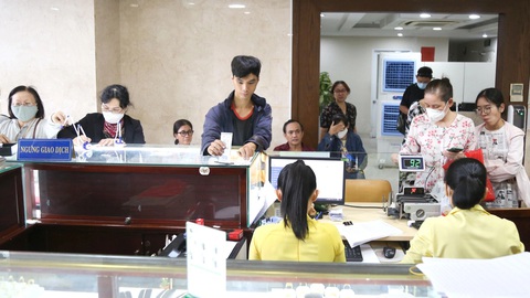 Né xuất hóa đơn, tiệm vàng bán vàng 98%, thu lại chỉ bằng giá vàng 96%- Ảnh 1. Hiện nay các công ty vàng lớn có xuất hóa đơn cho người mua, tuy nhiên nhiều tiệm vàng nhỏ chỉ viết giấy biên nhận - Ảnh: PHƯƠNG QUYÊN