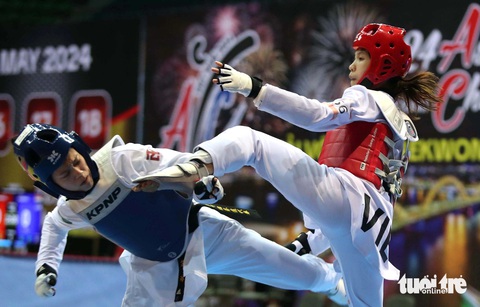 Không thể vượt qua võ sĩ Thái Lan, Kim Tuyền giành HCĐ taekwondo châu Á- Ảnh 2. Kim Tuyền (giáp đỏ) trong trận thắng dễ Kong Chi Lam - Ảnh: N.K.
