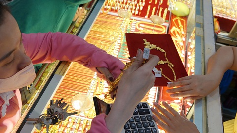 Né xuất hóa đơn, tiệm vàng bán vàng 98%, thu lại chỉ bằng giá vàng 96%- Ảnh 4. Mua bán vàng ở TP.HCM - Ảnh: T.T.D.