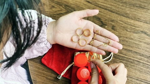 Người Việt và giấc mơ vàng - Kỳ 5: Người trẻ sắm vàng- Ảnh 2. Số ít vàng Thảo Nguyên sắm được bằng lương và tiền thưởng của mình - Ảnh: DIỆU QUÍ