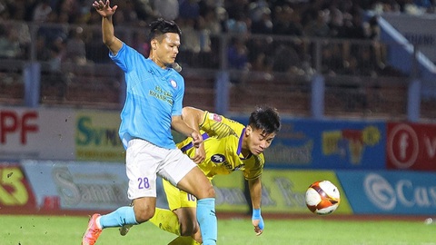 Vòng 19 V-League 2023 - 2024: Quyết đấu để trụ hạng- Ảnh 1. CLB Khánh Hòa (trái) trong trận thua SLNA 0-1 ở lượt đi - Ảnh: VPF