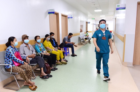 Khi bệnh viện công buộc phải cạnh tranh- Ảnh 1. Chỗ ngồi chờ khám thoáng mát tại Bệnh viện Ung bướu TP.HCM (cơ sở 2, TP Thủ Đức) - Ảnh: DUYÊN PHAN