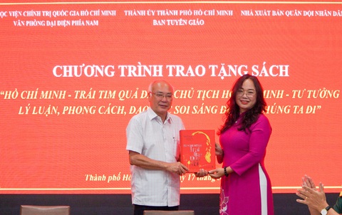 Ban Tuyên giáo Thành ủy TP.HCM tiếp nhận 2 quyển sách quý về Bác Hồ- Ảnh 1. PGS.TS Vũ Thị Thanh Xuân, chánh Văn phòng đại diện phía Nam, Học viện Chính trị quốc gia Hồ Chí Minh, trao tặng sách đến Trưởng Ban Tuyên giáo Thành ủy TP.HCM Phan Nguyễn Như Khuê - Ảnh: H.V.