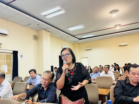 Kết hợp khoa học và đổi mới sáng tạo là đòn bẩy cạnh tranh của sản xuất, kinh doanh- Ảnh 3. Đại biểu tham dự hội thảo đặt câu hỏi cho các diễn giả liên quan đến chuyển đổi số - Ảnh: MỸ DUNG