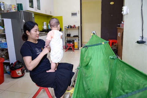 Nhà ở công đoàn, nơi công nhân an cư- Ảnh 3. Chị Đặng Mỹ Thu (quê Điện Biên), công nhân Công ty TNHH Yamaneseiki Việt Nam, bên con nhỏ - Ảnh: NAM TRẦN