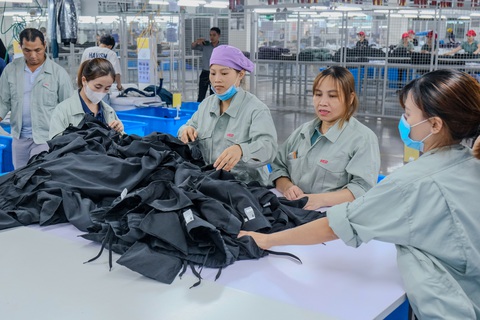Công nhân sản xuất trong nhà máy của Công ty TNHH May Mặc Hoa Lợi Đạt tại tỉnh Quảng Ninh - Ảnh: HÀ QUÂN Công nhân sản xuất trong nhà máy của Công ty TNHH may mặc Hoa Lợi Đạt tại tỉnh Quảng Ninh - Ảnh: HÀ QUÂN